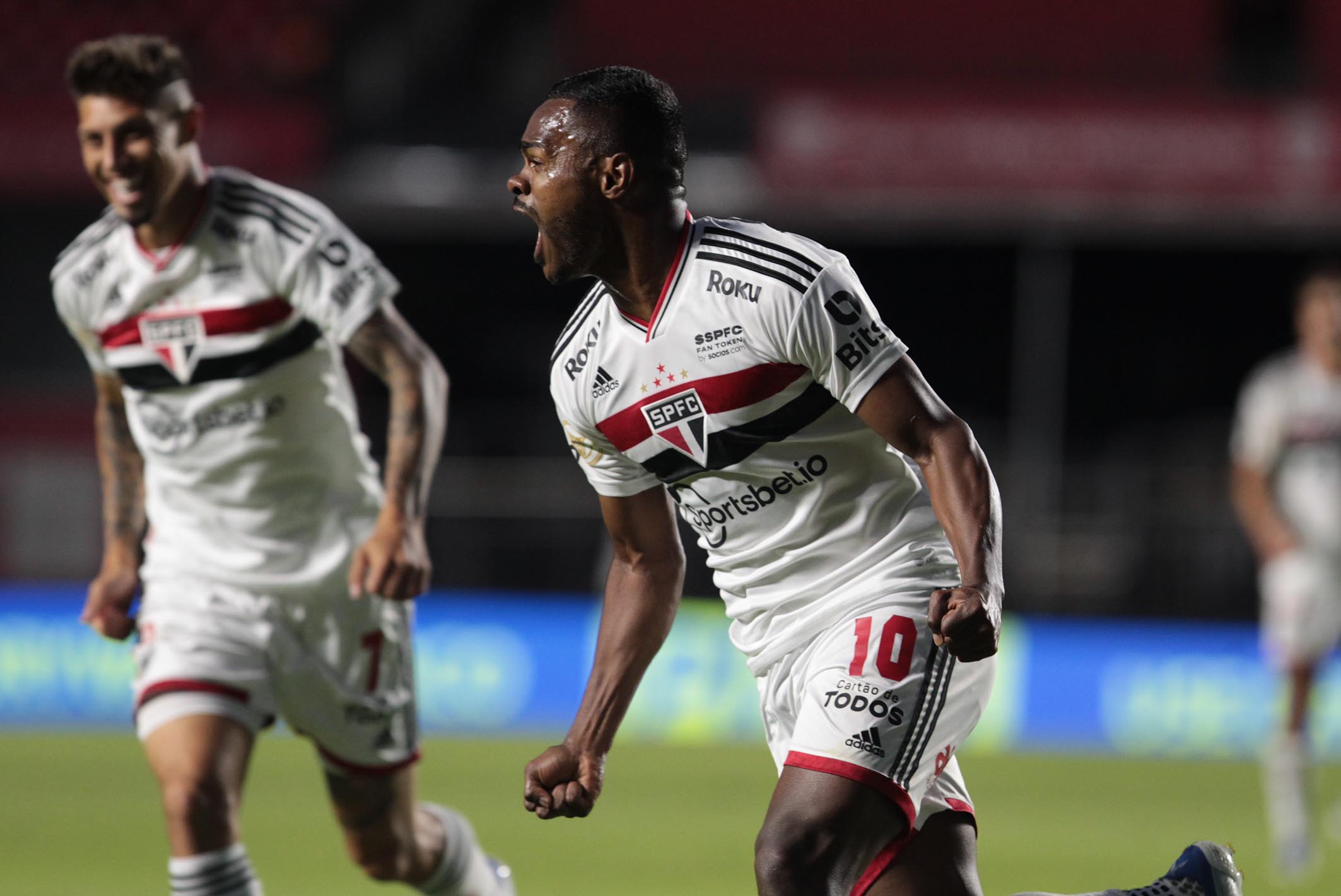 Nikão supera lesão e festeja mudança de fase no time do São Paulo