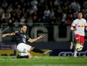 Renato Augusto desabafa após gol em Bragança: 'Corinthians vive de vitórias'