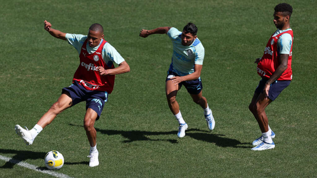 Palmeiras: Rony prevê clássico difícil; Veiga treina com o time