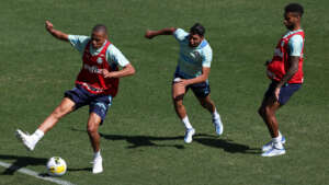 Palmeiras: Rony prevê clássico difícil; Veiga treina com o time