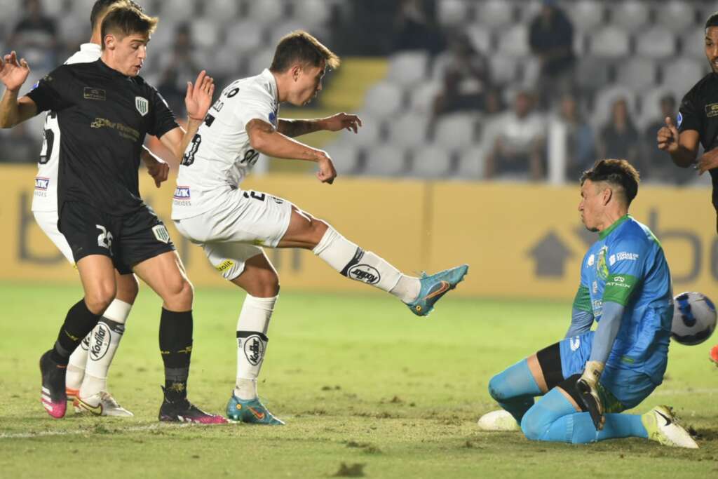 Bustos diz que gol da Católica ‘não classificou’ o Santos e valoriza campanha