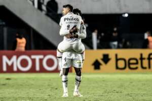 Bustos destaca o trabalho dos veteranos na preparação dos jovens no Santos