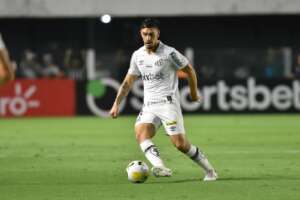 Torcida do Santos faz festa na Vila e emociona promessa