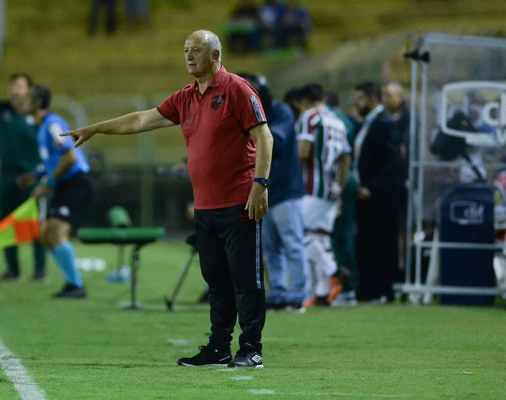 Brasileirão: Felipão explica três volantes no Athletico contra o Fluminense