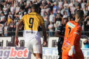 Série B: Atacante sofre entorse no joelho e desfalca Criciúma contra o Grêmio