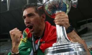 Abel Ferreira é eleito melhor técnico português em atividade no exterior