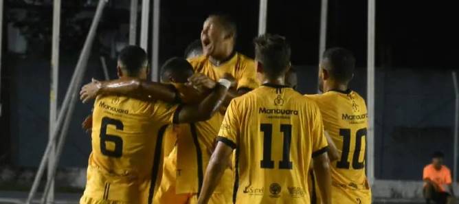 jogadores do amazonas comemorando gol