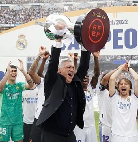 Ancelotti ergue a taça de campeão da La Liga