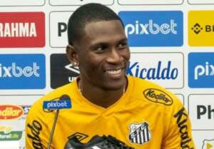 Autor de três gols, Angulo é oficialmente apresentado e se diz adaptado ao Santos