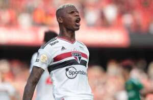 Zagueiro valoriza virada do São Paulo no Morumbi e festeja boa fase ofensiva