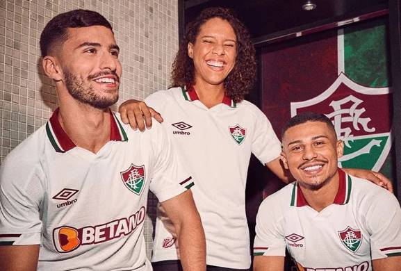 De surpresa, Fluminense e Umbro apresentam a nova camisa branca 2 camisa fluminese 1