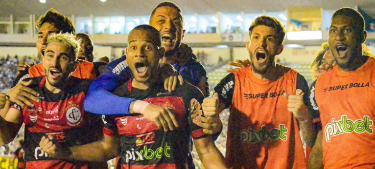 Campinense venceu o primeiro jogo da final do Paraibano por 2 a 1