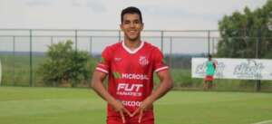 Paulista A3: Atacante Yuri, do Capivariano, se emociona ao receber troféu de artilheiro