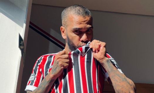 Daniel Alves fala sobre saída do São Paulo
