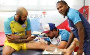 Série B: Goleiro do Bahia tem estilhaços de vidro retirados da perna