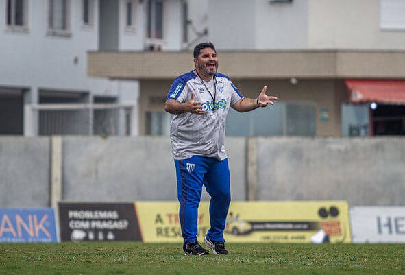 Treinador do Avaí mantém confiança no elenco após derrota