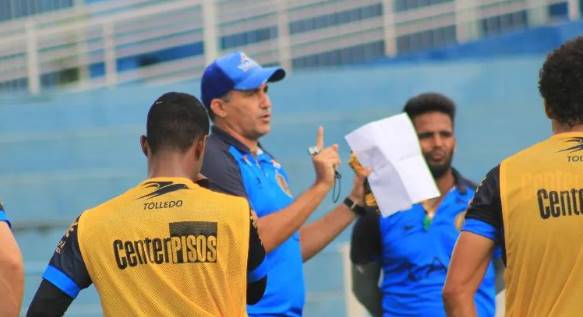 Série C: Técnico do Aparecidense-GO elogia postura do time em empate 2 eduardo souza orientando jogadores