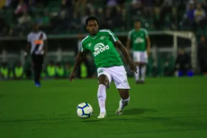 Elicarlos, ex-Cruzeiro e Náutico, vai jogar em time da 2ª divisão da Bahia