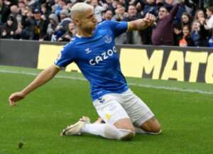 INGLÊS: Everton vence com gol de brasileiro e se mantém vivo