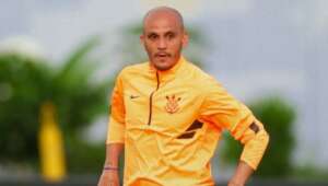 Lateral aprova rodízio de Vítor Pereira no Corinthians