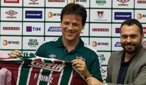 Fernando Diniz é apresentado no Fluminense: 'Volto muito melhor do que em 2019'