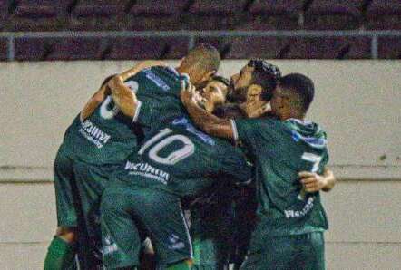 Jogadores do Floresta comemorando