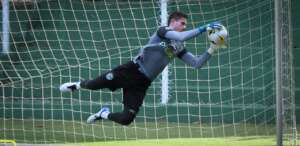 Goleiro Tadeu celebra vitória do Goiás no clássico