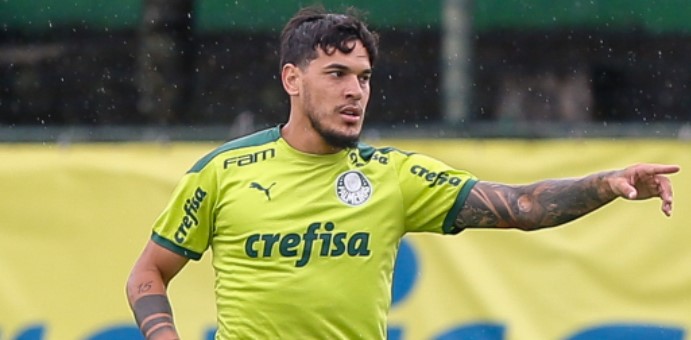 Gustavo Gómez, suspenso, não joga pelo Palmeiras