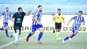 Jogador de time da Série D joga bola na cabeça do árbitro e o xinga na porta do vestiário