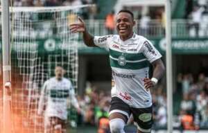 Alvo de sondagens, atacante garante foco no Coritiba