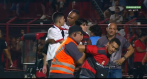 Flamengo e Atlético-GO multados por invasão de torcedores