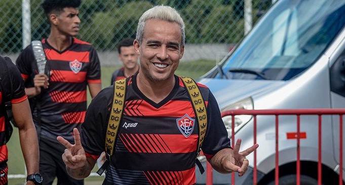 Série C: Pelas redes sociais, ex-camisa 10 do Corinthians se despede do Vitória