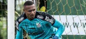 Goleiro se recupera e volta ao time titular do Santos após um ano