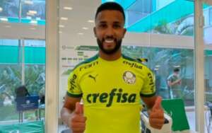 Lateral festeja sequência no Palmeiras em dia de visita no CT