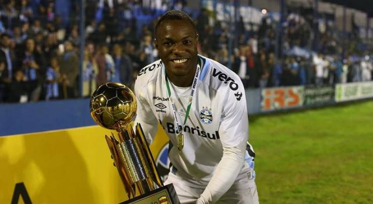 Série C: São José-RS recebe 'não' do Grêmio 2 quejada com o troféu de campeão