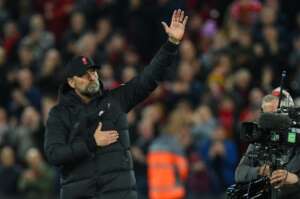 Inglês: Klopp dá gargalhada e evita atrito com Guardiola: 'Ele está certo'