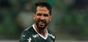 Fora desde o mundial, zagueiro participa de coletivo do Palmeiras