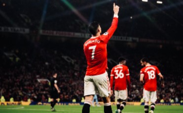INGLÊS: Manchester United vence jogo com clima de despedida