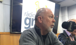 Mano Menezes diz que 'virou juvenil' no quesito reclamação perto de Abel Ferreira