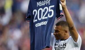 Mbappé recusa Real e confirma permanência no PSG