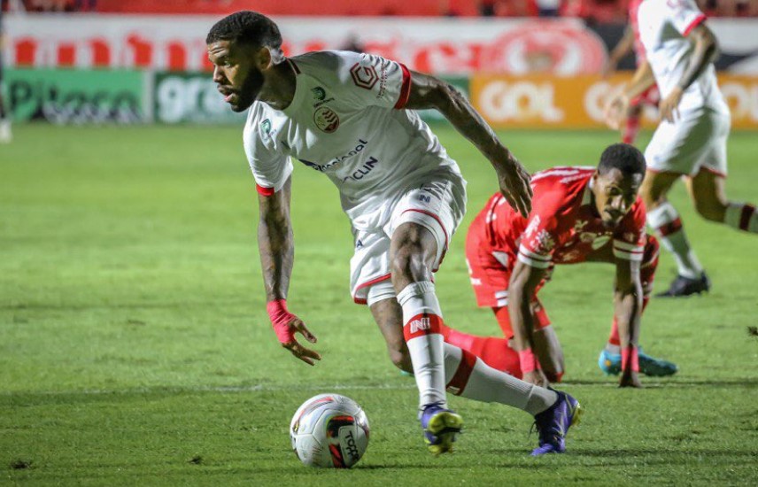 Lance do jogo Vila Nova x Náutico