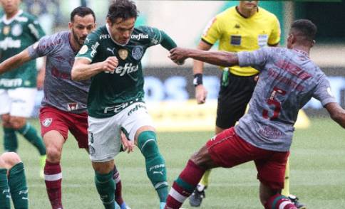 jogadores disputando bola