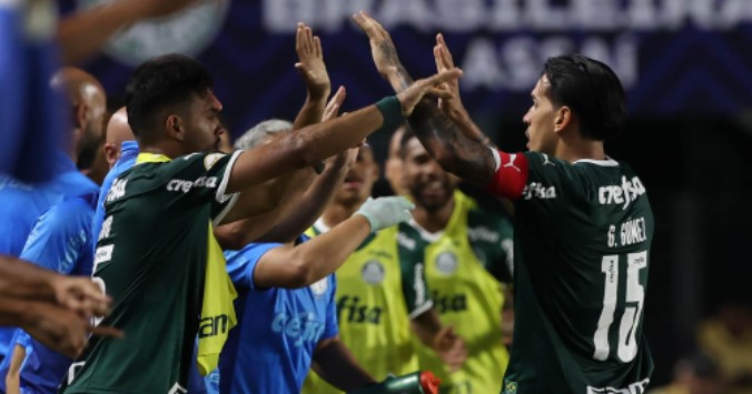 Palmeiras vence o clássico e assume a liderança do Brasileirão