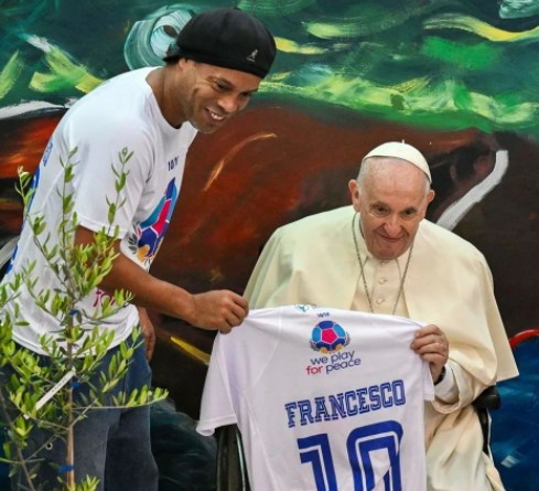 Ronaldinho Gaúcho e Daniel Alves se encontram com o Papa Francisco