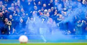 Inglês: Brasileiro será investigado por jogar sinalizador na torcida