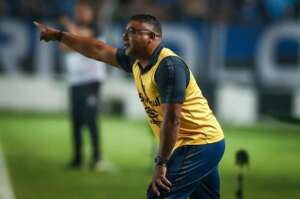 Na mira da torcida, treinador defende elenco do Grêmio