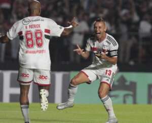 São Paulo 2 x 1 Santos - Tricolor vence jogo polêmico e ultrapassa rival
