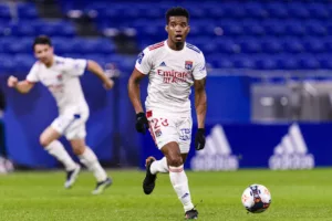 Flamengo prepara oferta milionária para tirar volante, ex-São Paulo, do Lyon