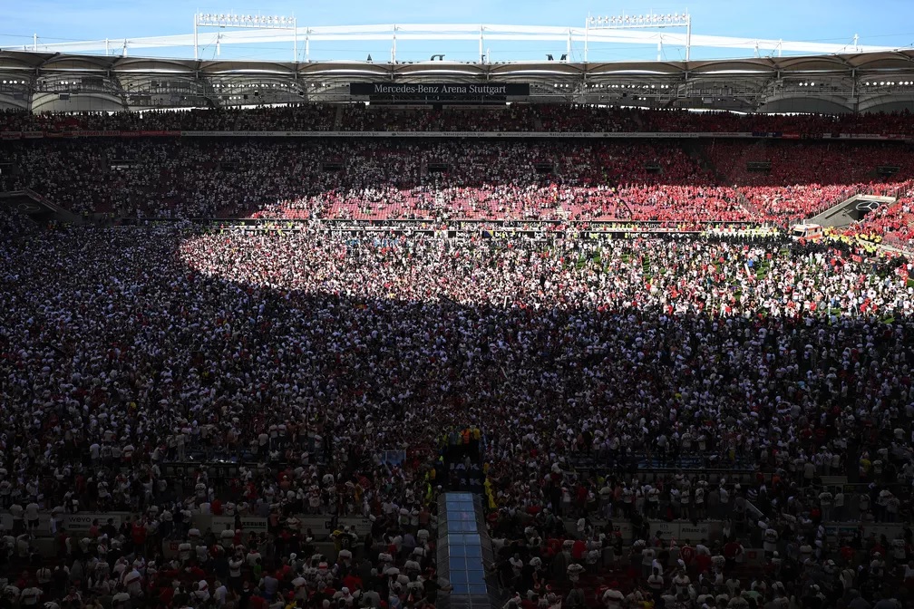 ALEMÃO: Permanência do Stuttgart na Bundesliga leva torcida a loucura