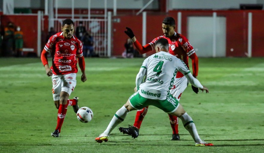 Lance de Vila Nova x Chapecoense